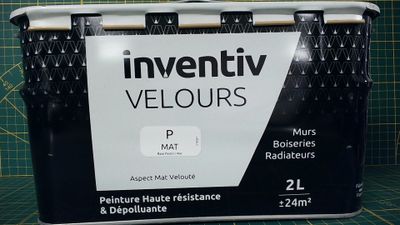 une boîte de velours « Inventitive » posée sur un tapis de découpe