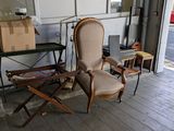 une chaise et une table dans une pièce, avec une voiture rouge en arrière-plan