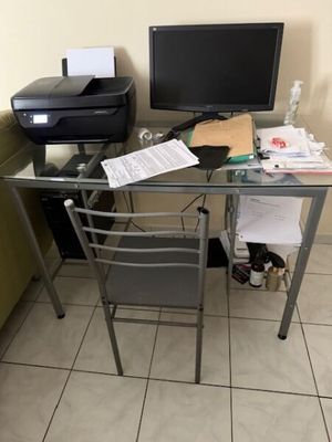 1 bureau en métal laqué gris et verre avec sa chaise