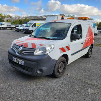 une camionnette blanche garée dans un parking