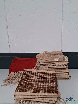 de nombreux morceaux de tissu tissé posés les uns à côté des autres sur le sol