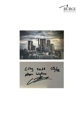 une photo d'une photo d'une ville et une photo d'un bâtiment