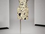 une photo d'une robe posée sur un mannequin dans une pièce
