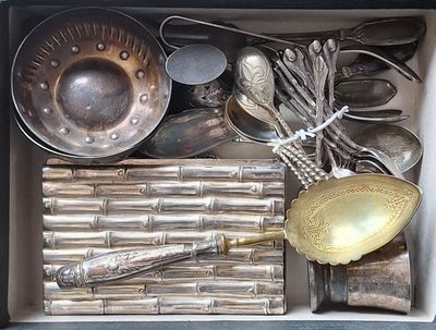 une boîte remplie de cuillères et d'ustensiles en argent