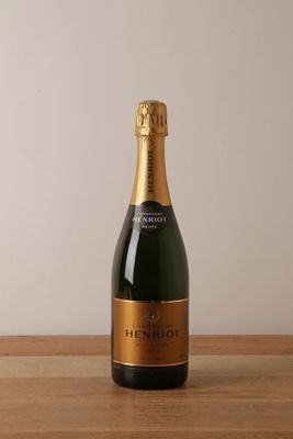la bouteille de champagne est posée sur une table en bois
