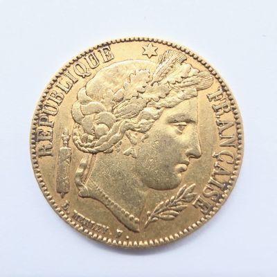 l'image d'une pièce d'or sur laquelle figure une tête de femme