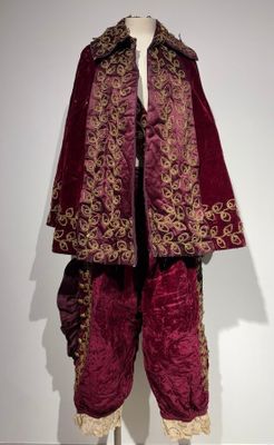 une photo d'une veste et d'un pantalon rouges et dorés sur un mannequin