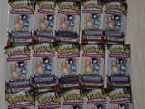 une pile de cartes à collectionner pokemon posée sur une table