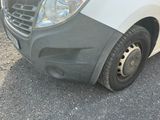 une voiture peinte en blanc et garée sur le parking