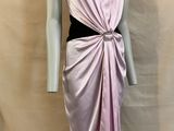 une photo d'un mannequin vêtu d'une robe rose et noire