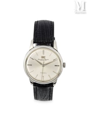 gros plan d'une montre sur fond blanc avec un bracelet noir