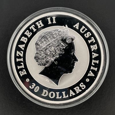 Gros plan sur une pièce de monnaie représentant une femme.