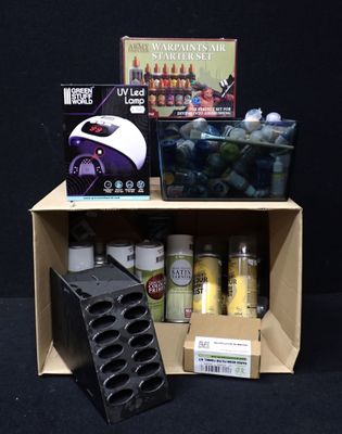 une boîte de peinture et d'autres objets posés sur une table