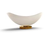 un bol blanc avec un socle doré sur fond blanc