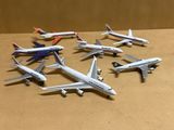 six maquettes d'avions posées sur une table