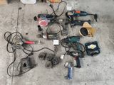 de nombreux outils électriques posés par terre