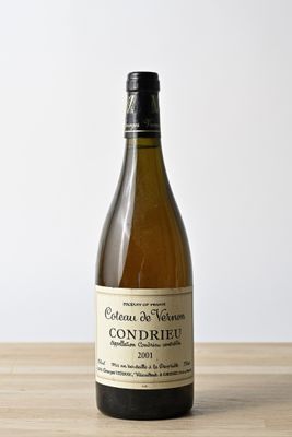 une bouteille de vin posée sur une table