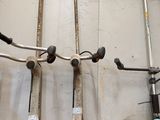 de nombreux outils accrochés au mur du garage