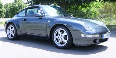 une Porsche grise garée sur un parking