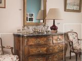 une photo d'une pièce avec une commode et un miroir