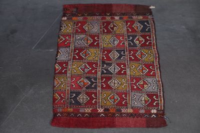 Tapis en laine noué main à décor de losanges sur fond rouge