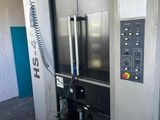 l'image d'une machine installée dans un garage