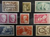 Plusieurs types de timbres sont exposés dans une vitrine.