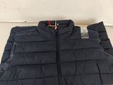 un gros plan d'une veste suspendue à un cintre accroché au mur