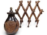 un vase marron et un lot de quatre chevilles en bois