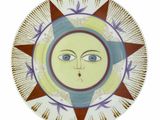 une assiette décorative sur laquelle figure un visage sur fond blanc