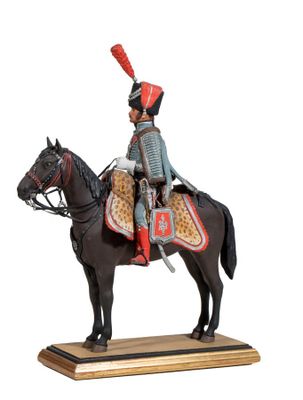 figurine représentant un soldat à cheval, posée sur un socle en bois