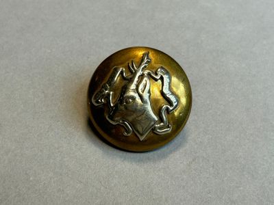 une image représentant un bouton orné d'un cheval