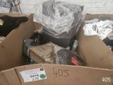 une boîte en carton remplie d'objets hétéroclites dans une pièce