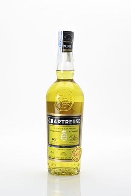 une bouteille de whisky Chartreuse posée sur une surface blanche