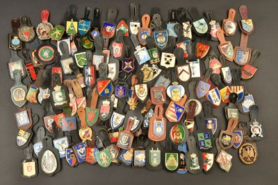 de nombreux types de badges différents sur un fond noir