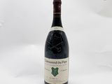 une bouteille de vin posée sur une table