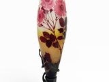 une image représentant un vase en verre orné de fleurs peintes