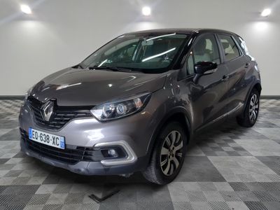 la voiture grise est garée sur le sol en damier d'un garage