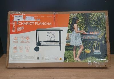 une boîte en carton sur laquelle est représentée une femme en train de cuisiner au barbecue