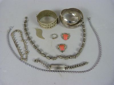 beaucoup d'objets en argent posés sur une table