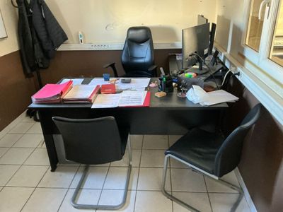 un bureau avec une chaise et un ordinateur dessus