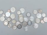 plusieurs types différents de pièces d'argent sur une surface grise