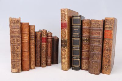 de nombreux livres anciens alignés sur une surface blanche