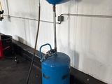 une image représentant un réservoir bleu auquel est raccordé un tuyau