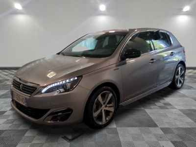 la voiture argentée est garée dans le garage sur un sol en damier
