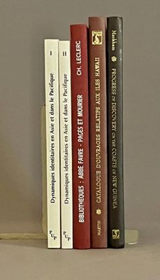 trois livres qui se trouvent côte à côte sur une étagère