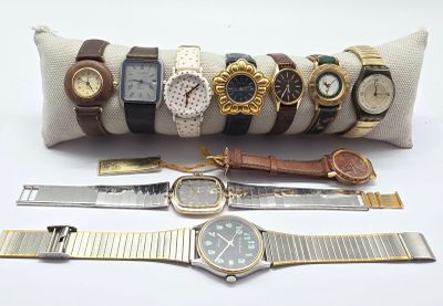 tout un tas de montres posées sur un oreiller