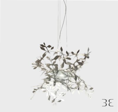 une photo d'un lustre suspendu au plafond