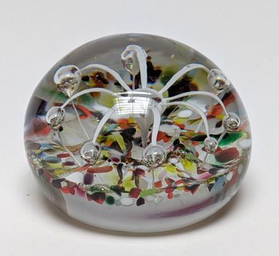 une boule de verre contenant une fleur, posée sur une table