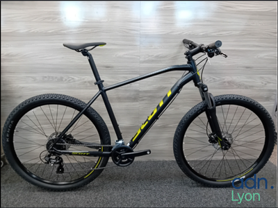 un vélo garé devant un mur